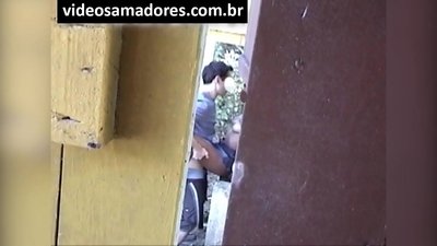 Voyeur films koppja żagħżugħa fucking sakemm jiskopri filmati tal-vidjo